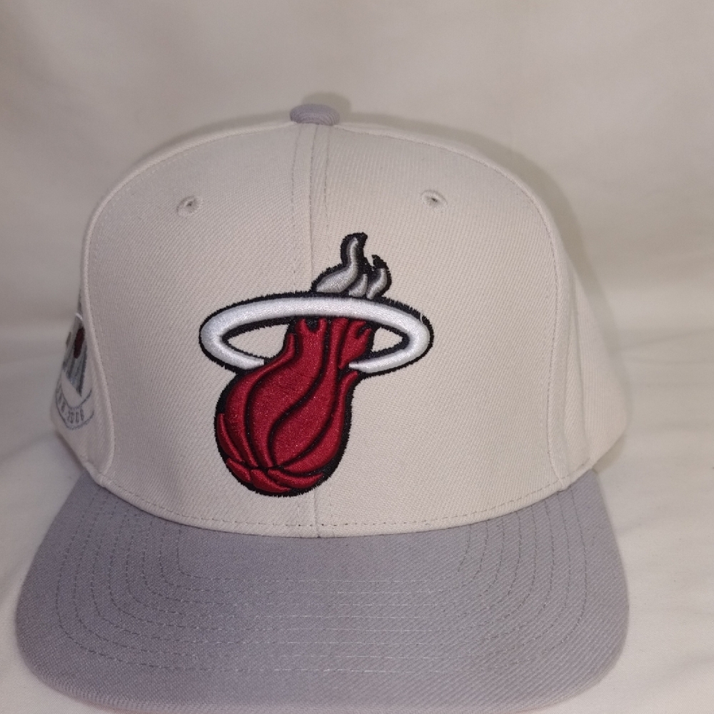 Mitchell & Ness Red and Cream Cap